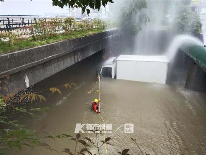 一辆车子翻过之江路绿化带跌进九溪流入钱塘江的入江口砸破供水管！民警抱起救生圈就往(图3)