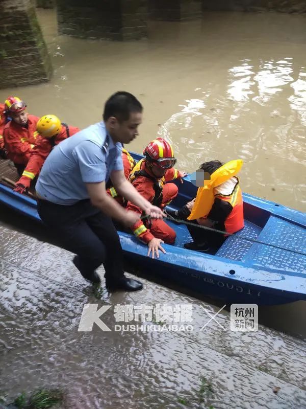 一辆车子翻过之江路绿化带跌进九溪流入钱塘江的入江口砸破供水管！民警抱起救生圈就往(图7)