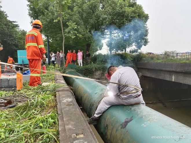 一辆车子翻过之江路绿化带跌进九溪流入钱塘江的入江口砸破供水管！民警抱起救生圈就往(图9)