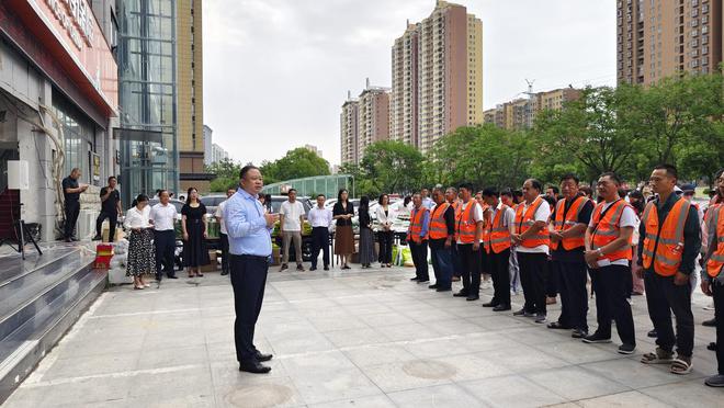 平安人寿南阳中支向环卫工人捐赠生活用品 用爱心致敬城市环境“美容师”(图4)