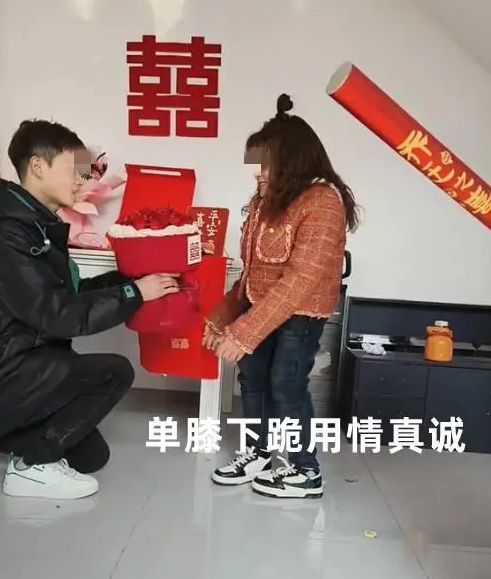 澳门威斯尼斯wns675入口回顾：帅气小伙订婚“迷你”女友身高差巨大手抚秀发笑容(图3)